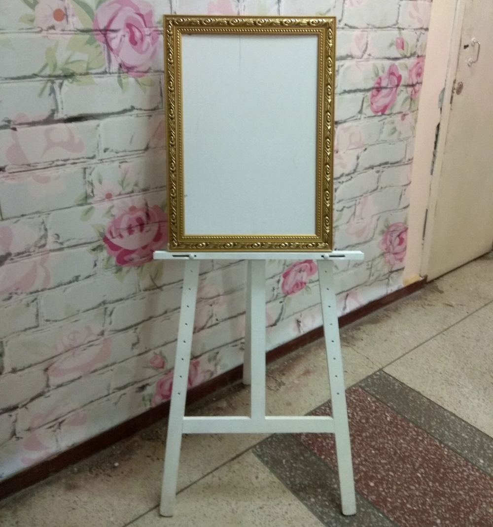 Мольберт с рамой в аренду