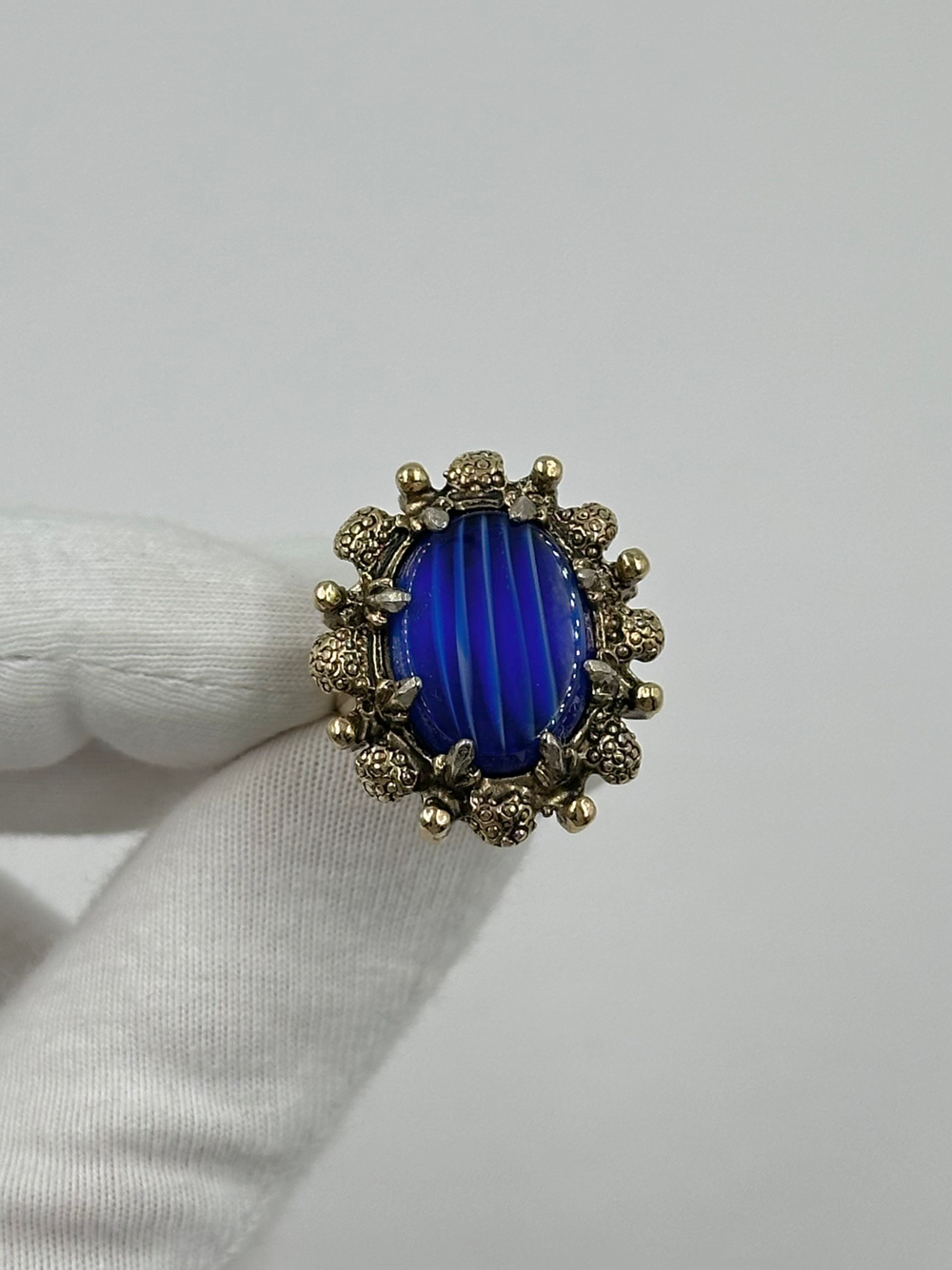Кольцо с синей вставкой