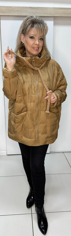 Красивый куртка-пуховик в цвете капучино