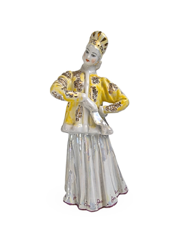 Фарфоровая статуэтка "Лебёдушка" в желтой шубке (Дулево)