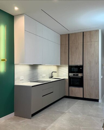 Кухня с деревянным модулем