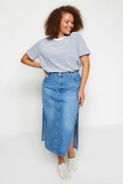 Темно-синяя полосатая трикотажная футболка в полоску с велосипедным воротником TBBSS23BF00068