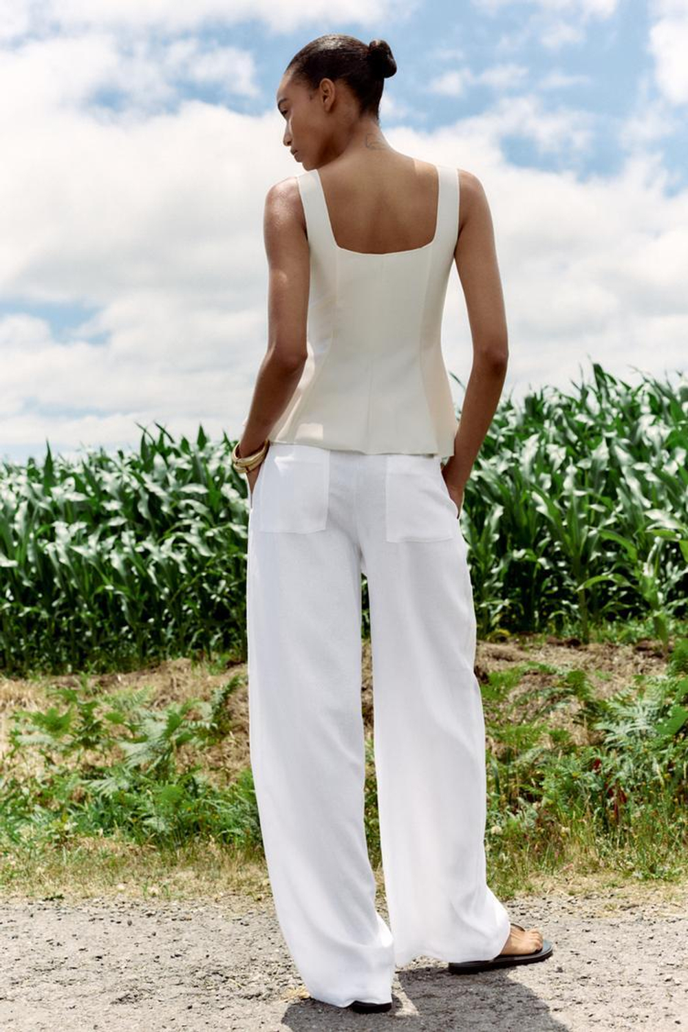 ZARA ЭЛАСТИЧНЫЙ ТОП-ЖИЛЕТ С БАСКОЙ, ЖЕЛТОВАТО-БЕЛЫЙ