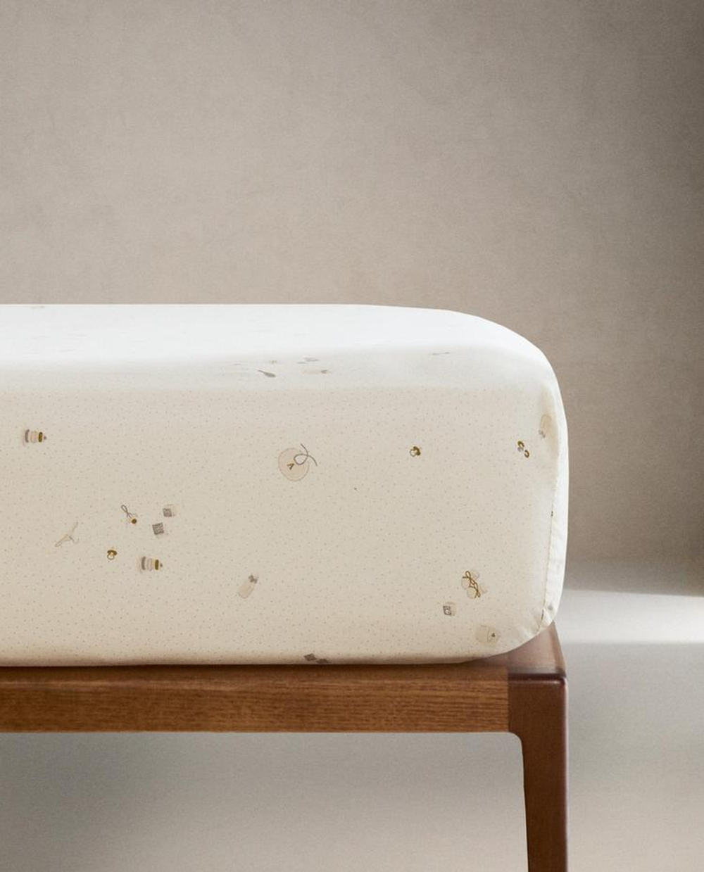 ZARA HOME ДЕТСКАЯ ПРОСТЫНЯ НА РЕЗИНКЕ С ПРИНТОМ, ЖЕЛТОВАТО-БЕЛЫЙ