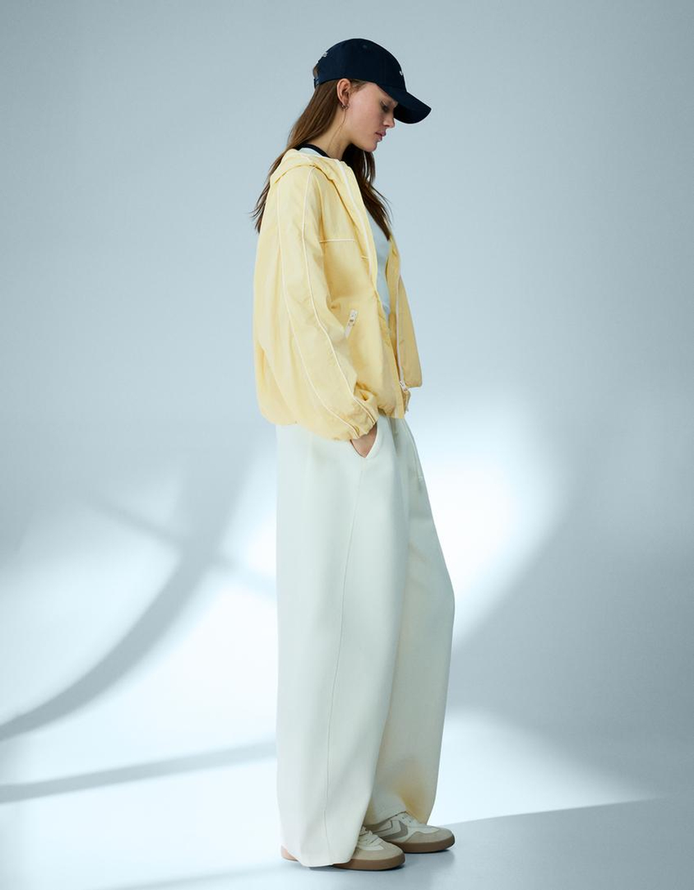 BERSHKA Спортивная куртка с капюшоном, желтый