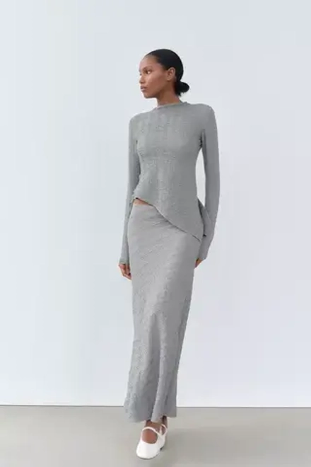 ZARA ЮБКА МИДИ ИЗ РЕЛЬЕФНОЙ ТКАНИ, СЕРО-СИНИЙ