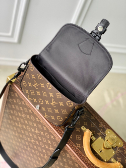 Louis Vuitton Montsouris Messenger PM