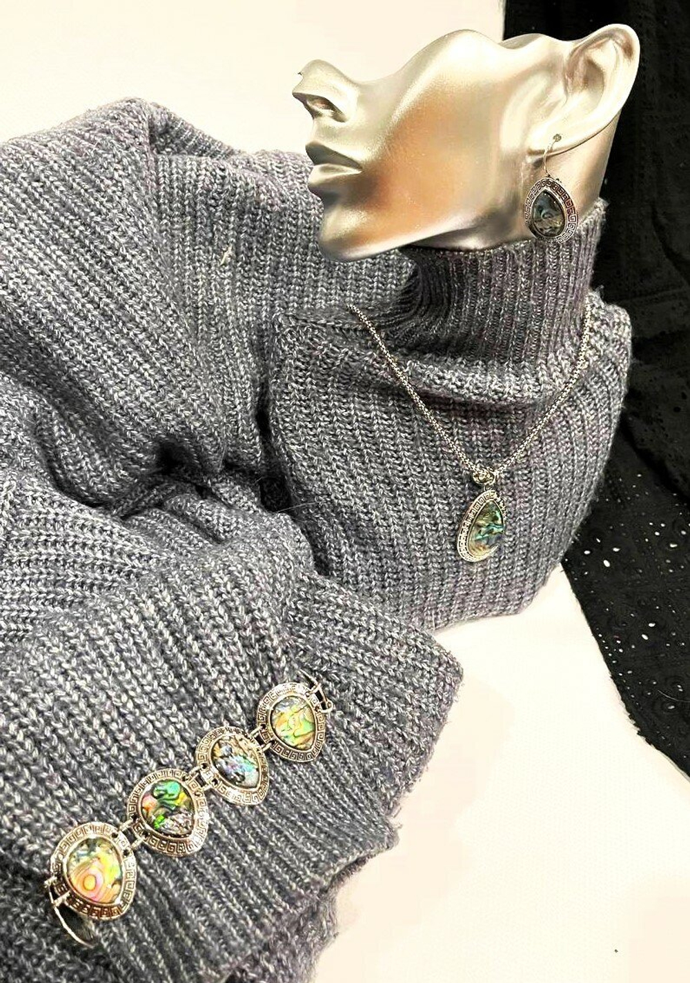 Элегантный комплект бижутерии. Подвеска, серьги, браслет с перламутровыми вставками "Перламутр" Форма "Капля"