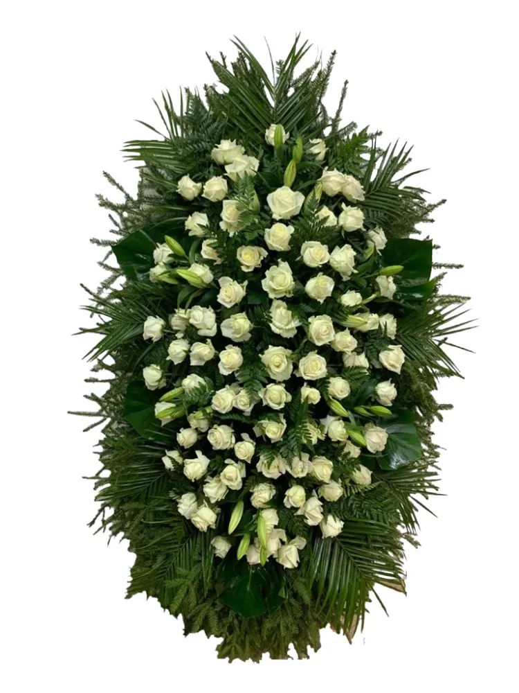 Траурный венок из живых белых роз, лилий и натуральной хвои, размер 160 см