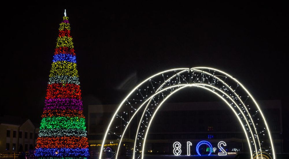 Светодинамическая елка каркасная-узкая с встроенной гирляндой "Евро-2" 29 м