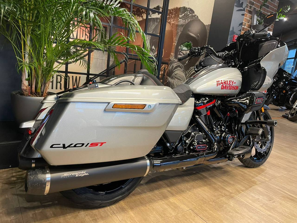 Harley-Davidson CVO Road Glide ST 121 (Mercury Silver) 2025
