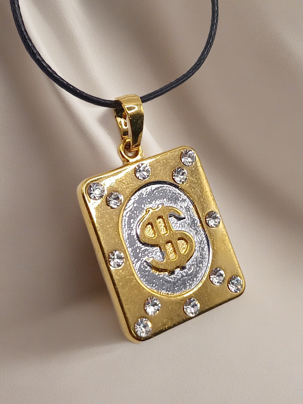 Элегантный кулон на шнурке