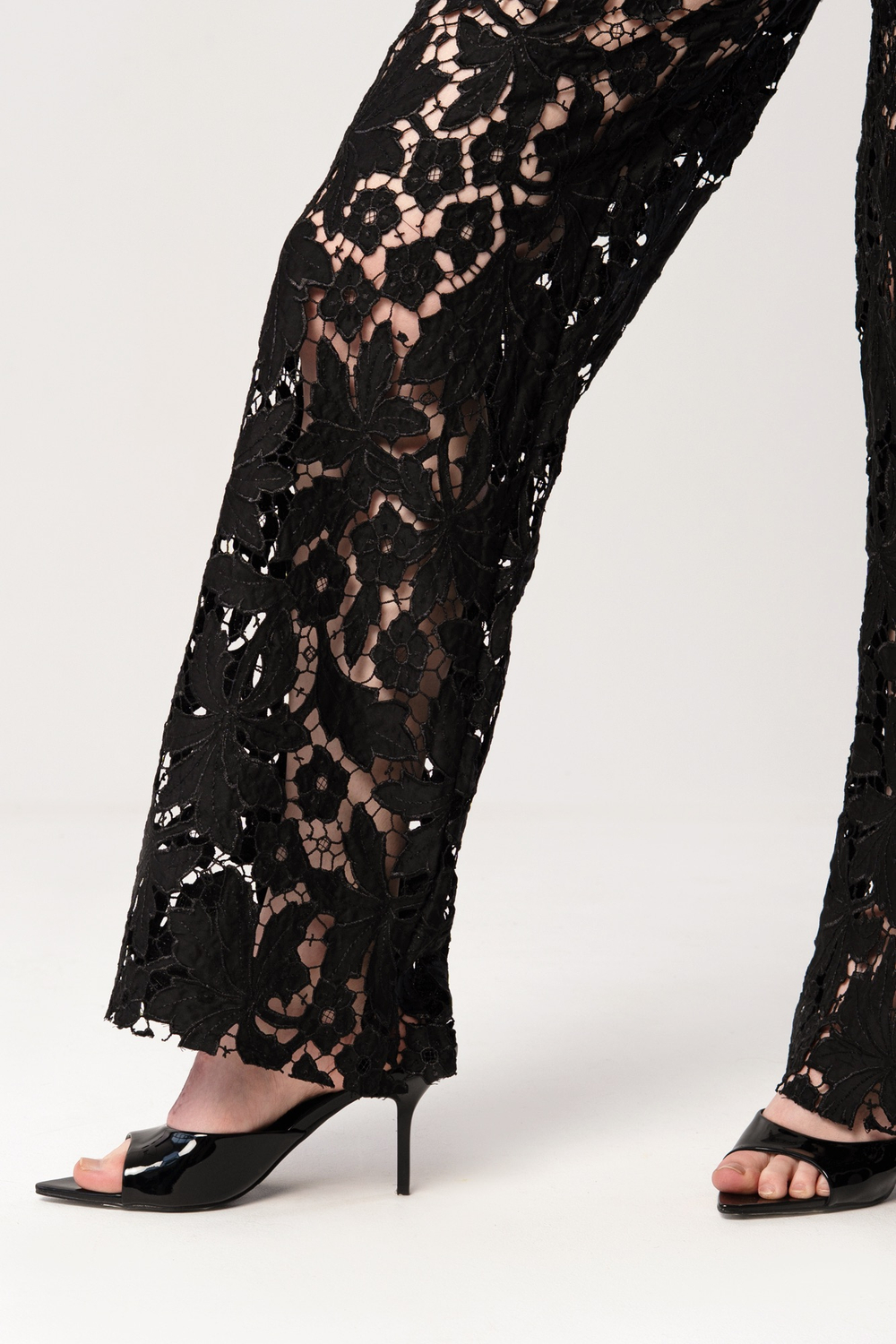 Джинсы с кружевом