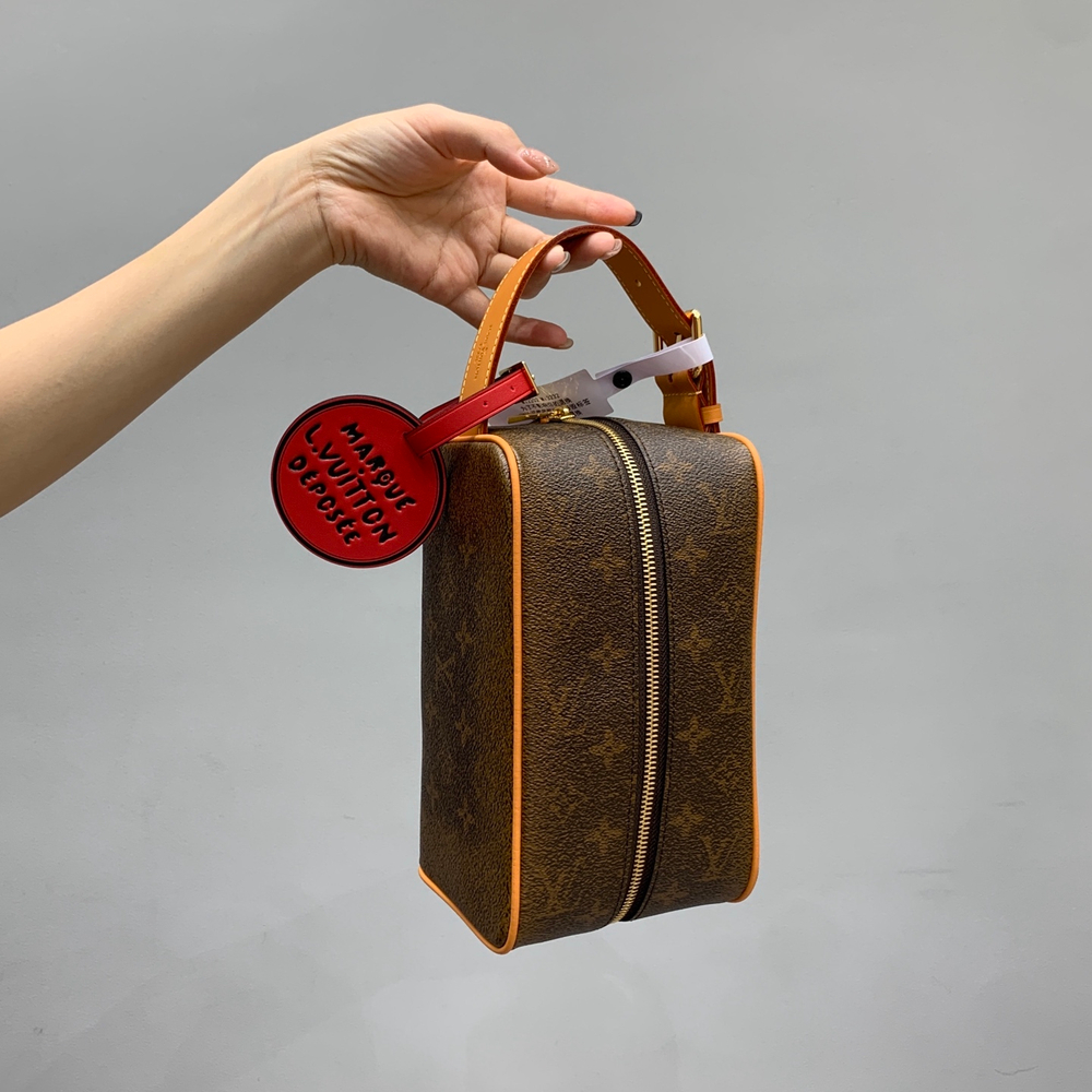 Louis Vuitton Locker Dopp Kit