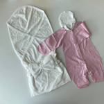 Комплект на выписку "Перышко" 4-пр (плед, комбинезон-кнопка,шапочка, пояс-бант) (Цвет: Бело-розовый)