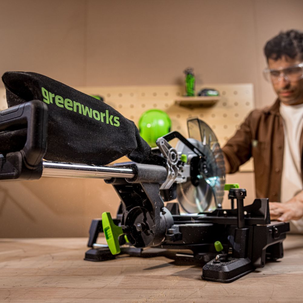 Торцовочная пила акк. Greenworks GD24MS216, 24V, б/щ, 4800 об/мин, 216x30мм,рез 65х310мм,с 1хАКБ 4Ач и быстрым ЗУ (1501707UB)