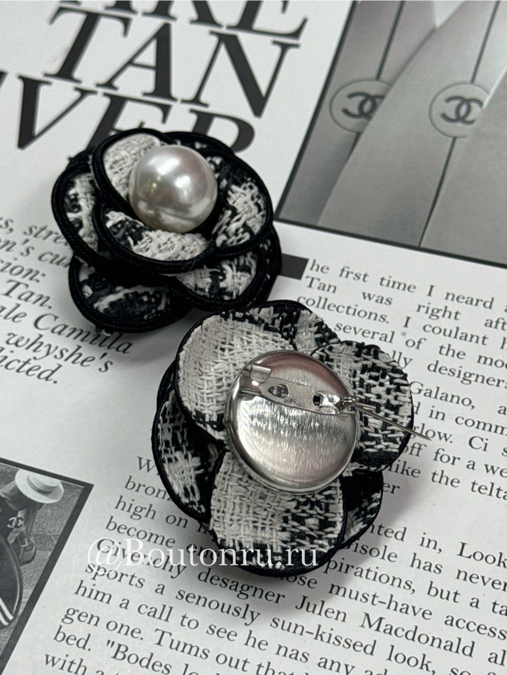 Брошь цветок «Камелия» текстильная с жемчугом