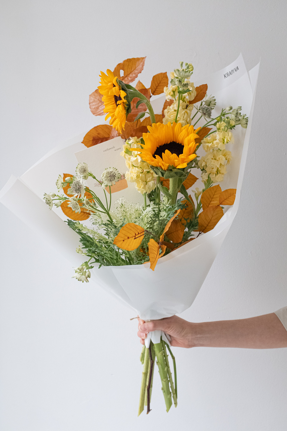 яркий букет с подсолнухами в подарок маме