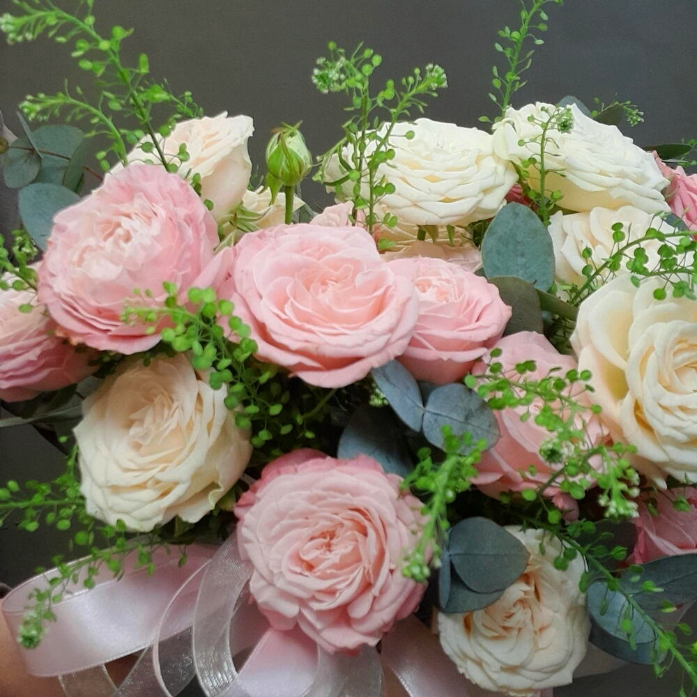 Композиция из пионовидных кустовых роз