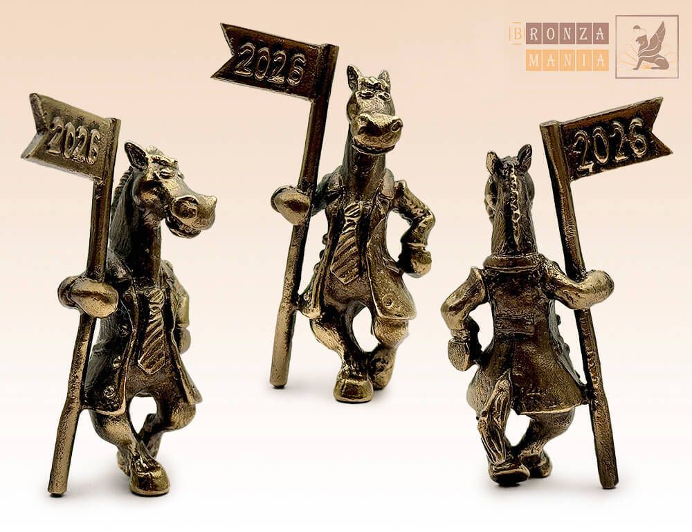 фигурка Конь в пальто и галстуке - 2026 г.