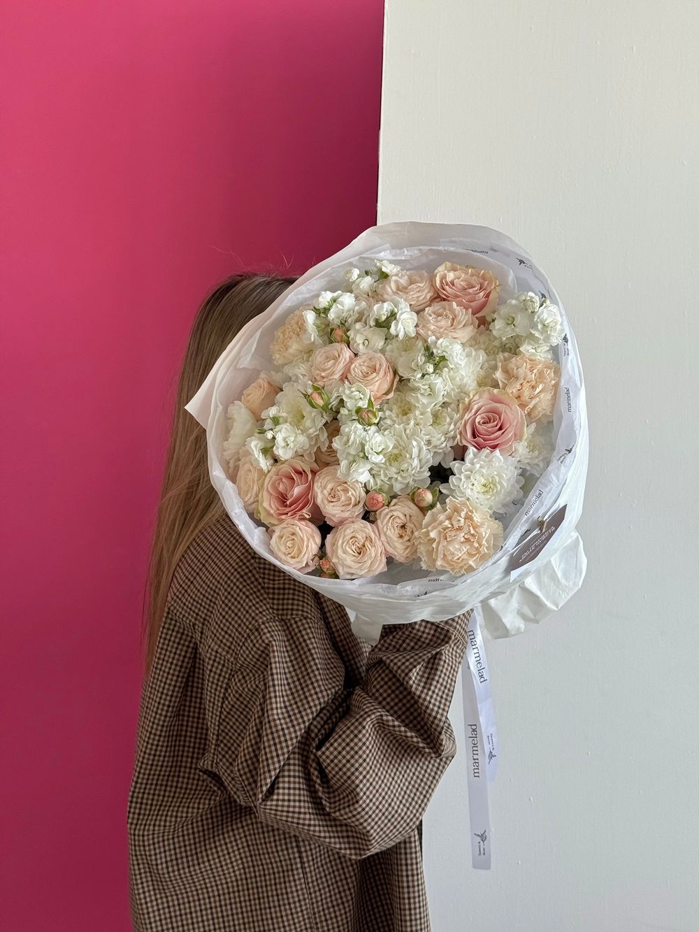 Сборный букет из хризантемы, маттиолы, кустовых пионовидных роз и диантусов крем - размер M