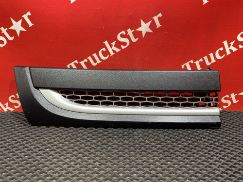 Накладка решетки радиатора правая 2018г