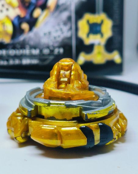 Волчок и лаунчер Spriggan Requiem 0 Zeta B00 gold axe ver. от Takara Tomy