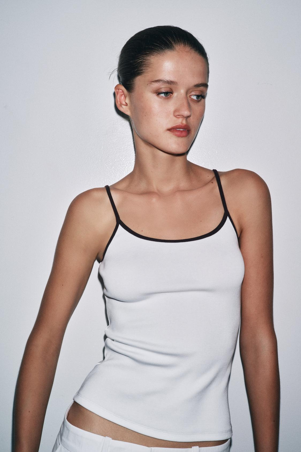 ZARA ФУТБОЛКА С КОНТРАСТНЫМИ БРЕТЕЛЯМИ, КОРИЧНЕВЫЙ/БЕЛЫЙ