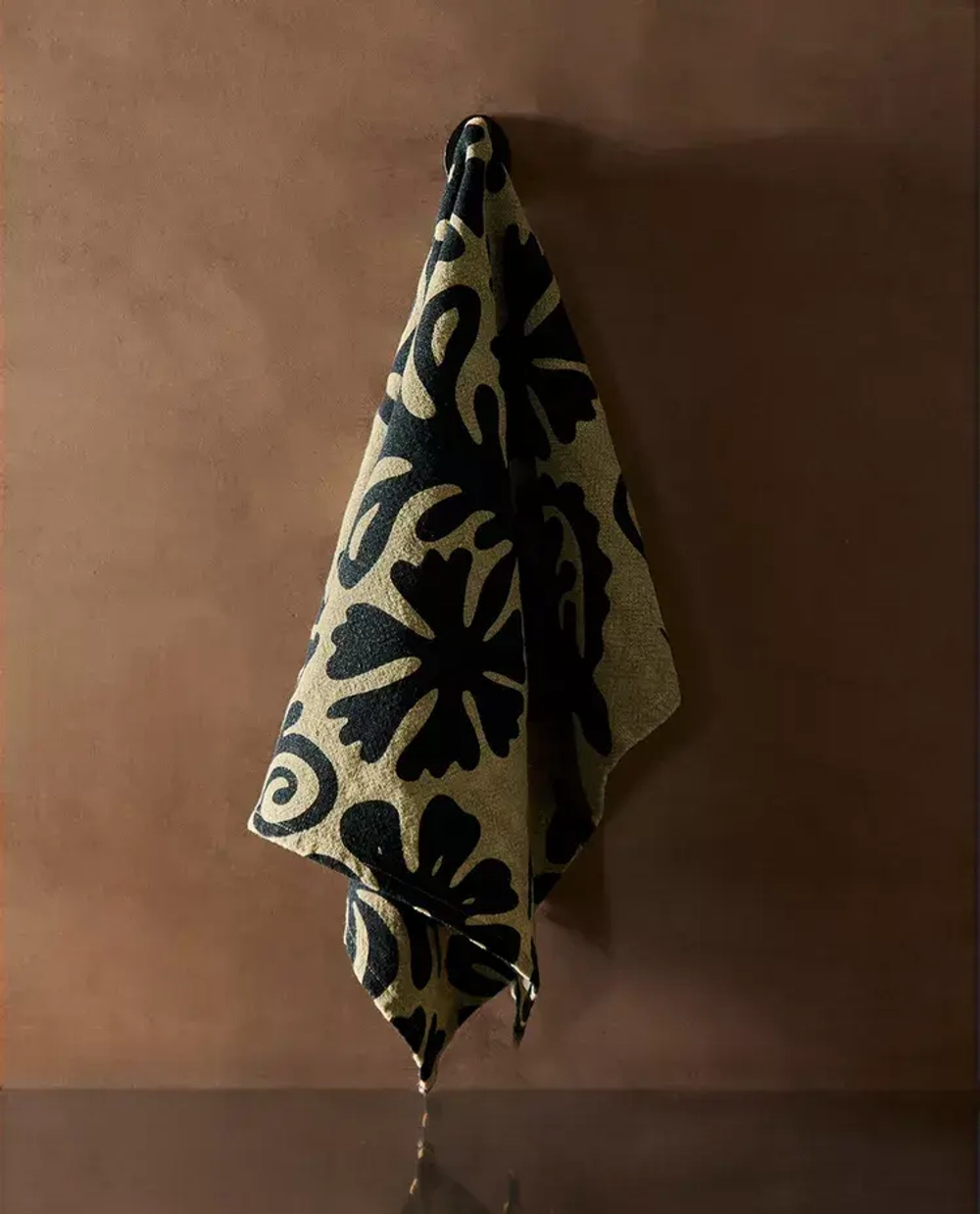 ZARA HOME X NANUSHKA ЛЬНЯНОЕ ПОЛОТЕНЦЕ С ЦВЕТОЧНЫМ РИСУНКОМ, ТЕМНО-СИНИЙ