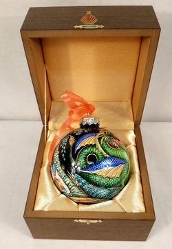 Шар новогодний с ручной росписью Палех "Бой с драконом" на чёрном фоне в футляре