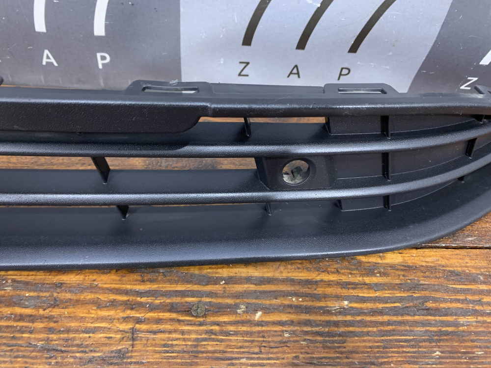 Решетка переднего бампера VW Polo 6 20-нв Б/У Оригинал 6N5853677A