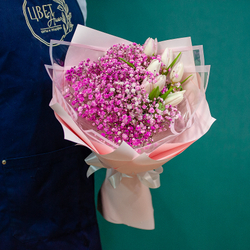 Букет с гипсофилой и тюльпанами в розовом оформлении