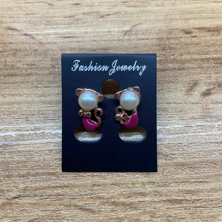 Серьги Small Кошка жемчужинка эмаль цветная цвет малиновый металл золотистый