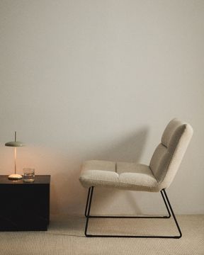 Кресло Asen из бежевого шенилла с черными стальными ножками