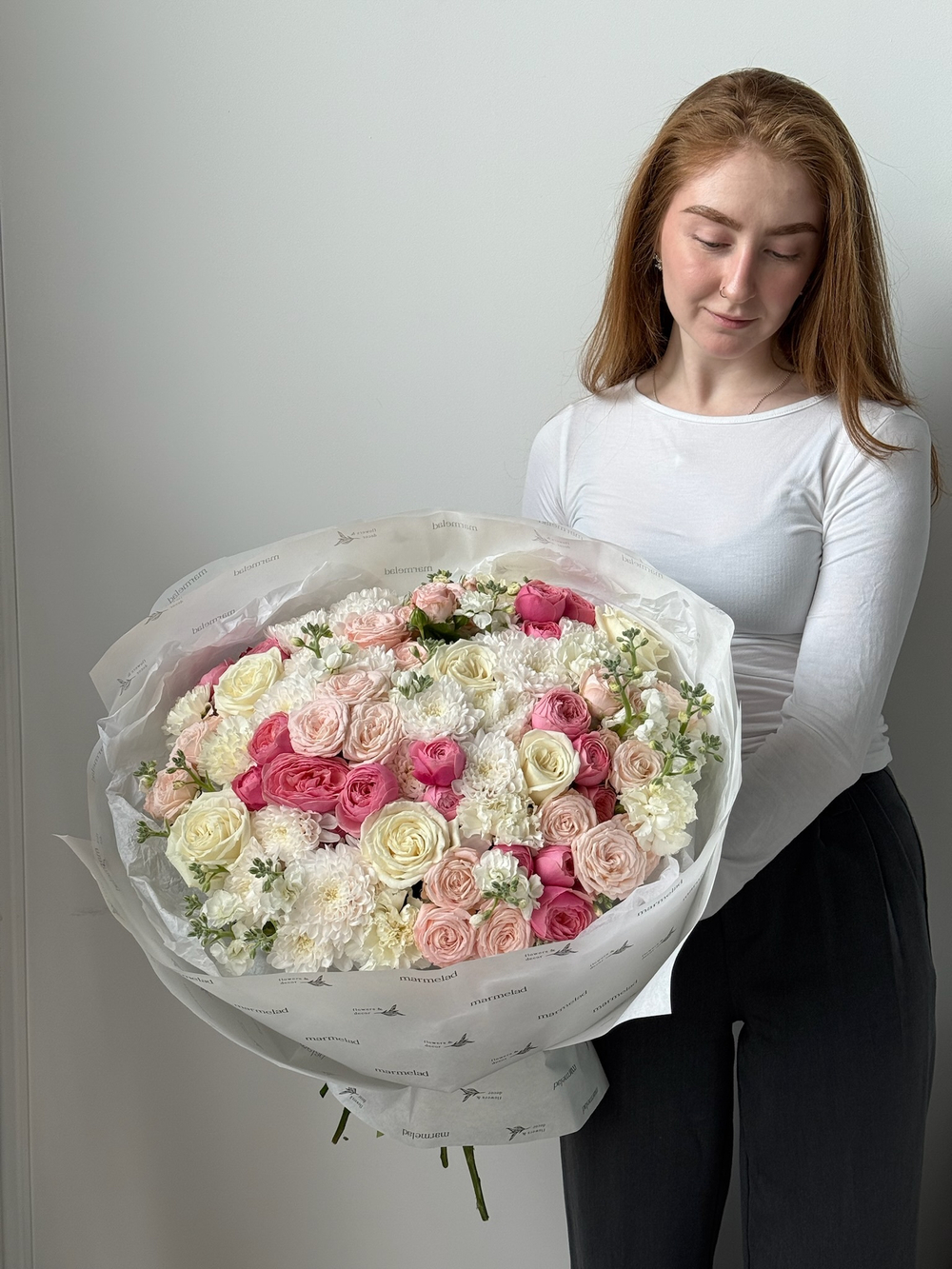Гранд букет из кустовых пионовидных роз, маттиолы, ранункулюсов, нарциссов и диантусов