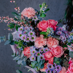 147. Нежный букет с розовыми пионовидными розами