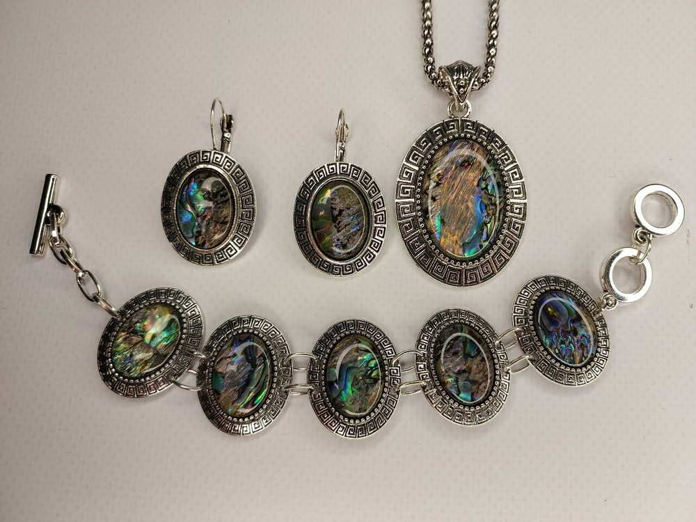 Комплект бижутерии. Подвеска, серьги, браслет с перламутровыми вставками "Перламутр" Форма "Овал"