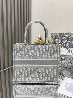 Женская сумка Dior Book Tote серого цвета