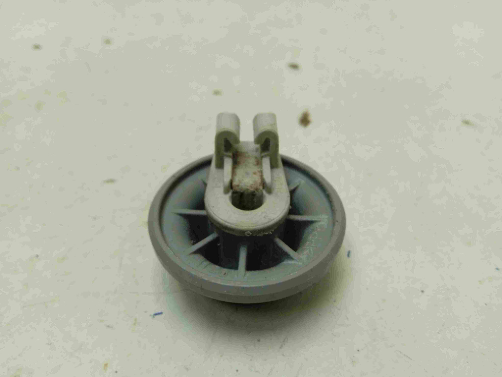 SMV50E30RU/97 ктп24 Ролик нижней корзины для посудомоечной машины Bosch SMV50E30RU/97 б/у