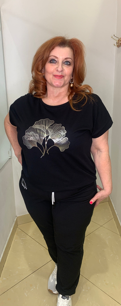 Черные брюки на резинке со стразовыми лампасами