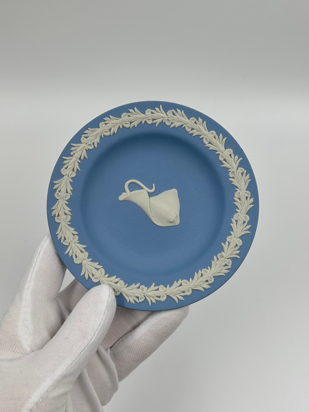 Декоративная тарелочка Скат Wedgwood голубая