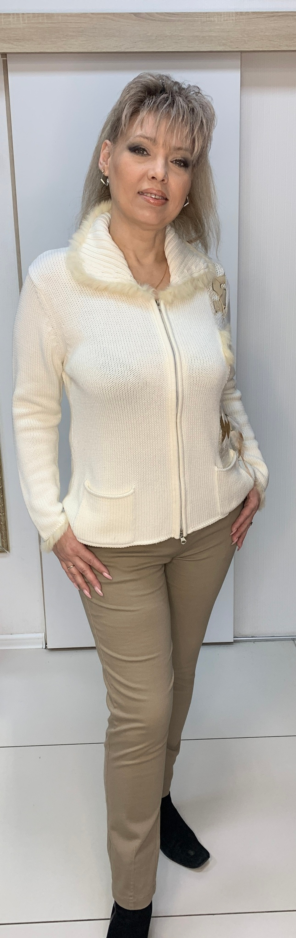 Белый теплый  жакет на молнии с меховой отделкой