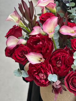 Цветы в корзине «Бордо»
