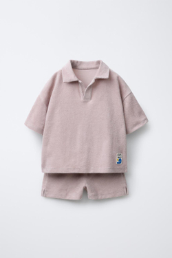 ZARA КОМПЛЕКТ ИЗ ФУТБОЛКИ-ПОЛО И ШОРТОВ ИЗ МАХРОВОЙ ТКАНИ С НАШИВКОЙ, СЕРО-КОРИЧНЕВЫЙ