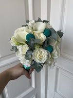 Свадебный букет из калл, одноголовых роз, краспедии и лизиантуса