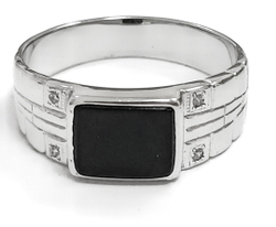 Ювелирное кольцо из серебра с ониксом