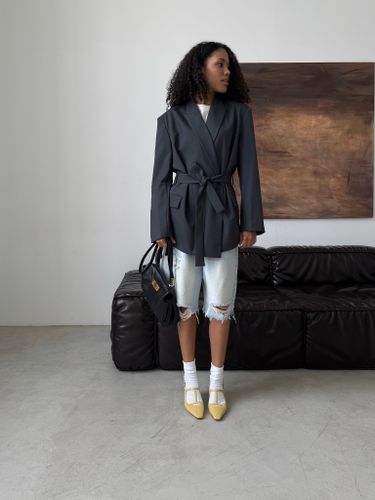 Приталенный жакет с поясом