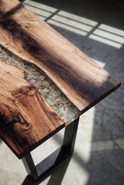 Стол река из ореха со смолой