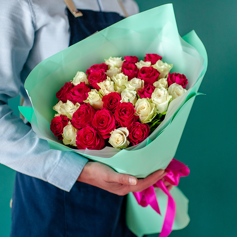 Бело-малиновый микс из 35 кенийских роз