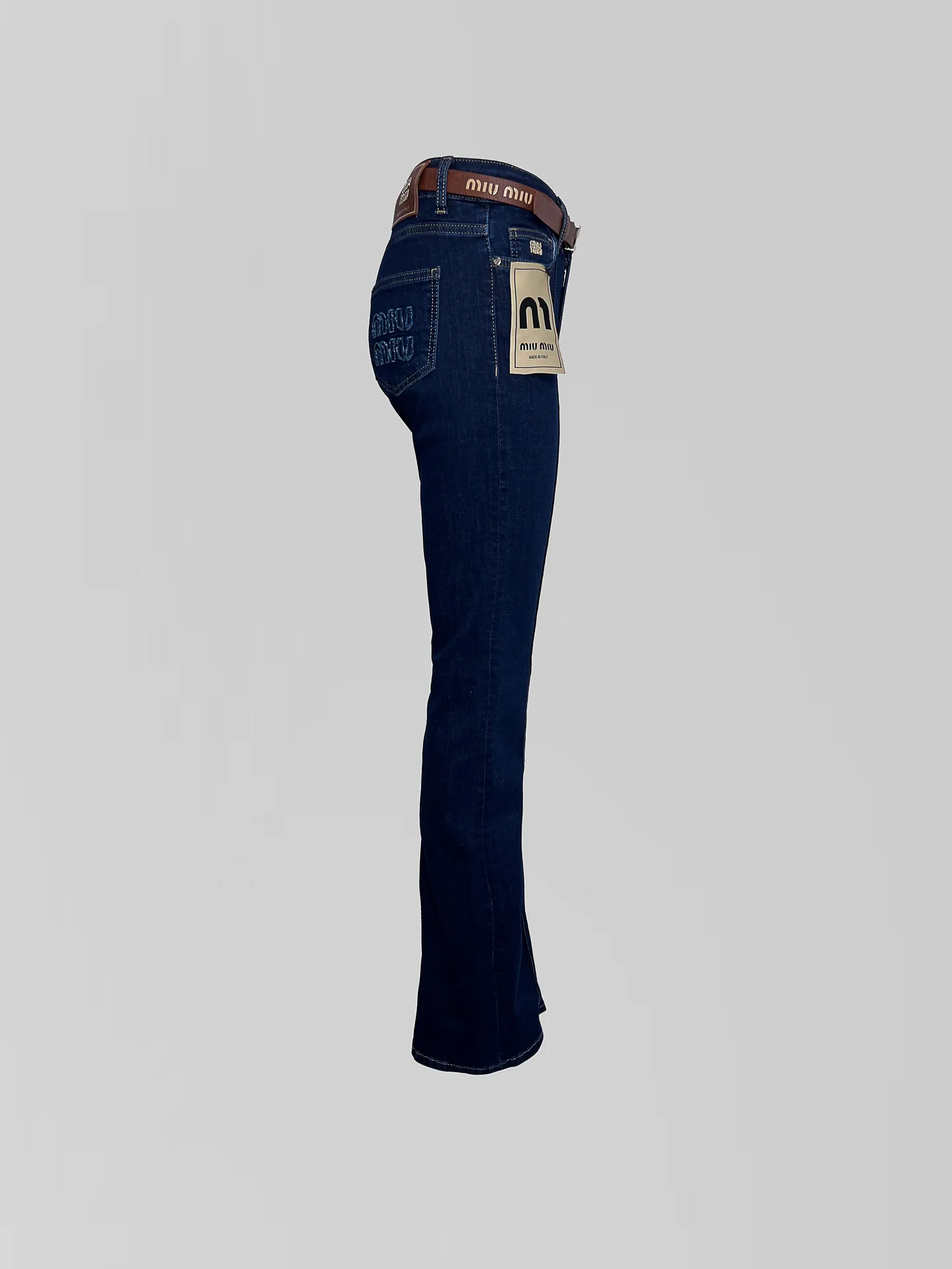 Джинсы 27 клеш с нашивкой сзади и ремнем в комплекте